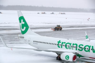 Eindhoven Airport heeft handen vol aan sneeuwvrij maken van vliegveld: ‘Geen betere dag dan vandaag’