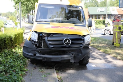 Aanrijding tussen pakketbezorger en auto op Lange Amerikaweg in Apeldoorn