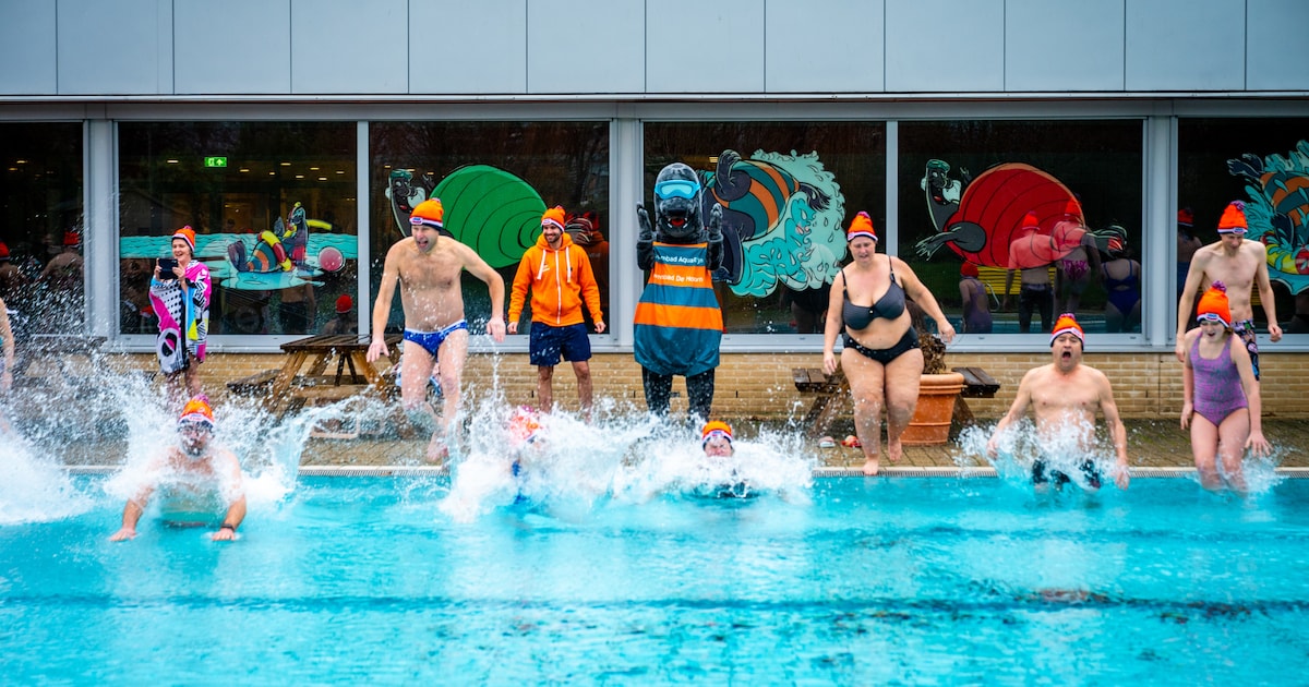 Bikkels springen in ijskoud water bij nieuwjaarsduik, oud en nieuw op meerdere plekken onrustig verl