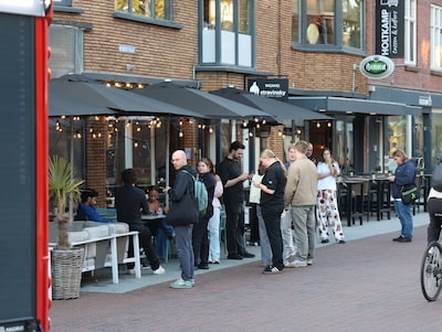 Gasten moeten saté even laten staan: twee restaurants in Hengelo ontruimd na brand in frituurpan