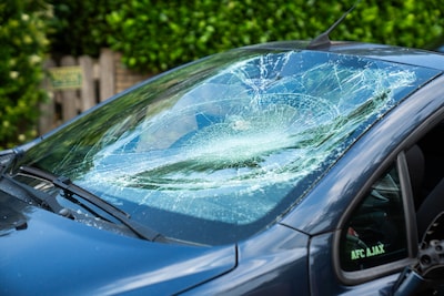E-biker komt op voorruit van auto terecht in Arnhem