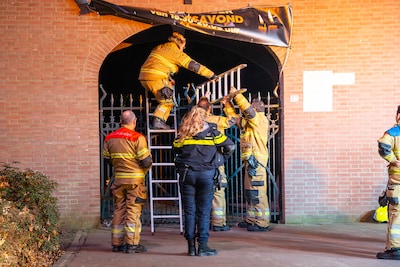 Gezin per ongeluk opgesloten op begraafplaats na lichtjesavond in Oss