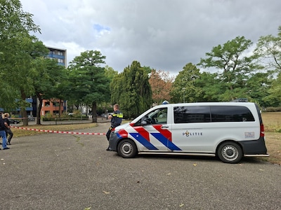 Agenten doen al urenlang onderzoek in Kronenburgerpark, deel afgezet met linten