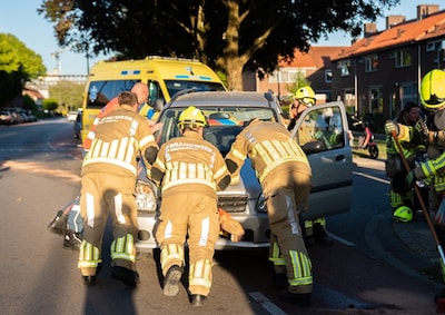 Auto ramt paaltje op kruising in Velp