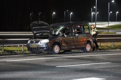 Auto botst met vrachtwagen op A28 bij Zwolle, moeder en twee kinderen ongedeerd