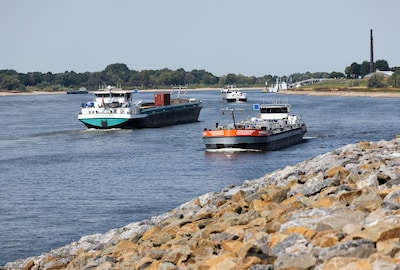 Rijn mogelijk heel snel in tweeën gedeeld, Nederlandse binnenvaart voorspelt grote problemen