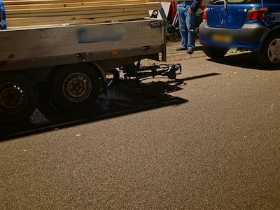 Fietser botst op geparkeerde aanhanger vol houten balken in Wageningen