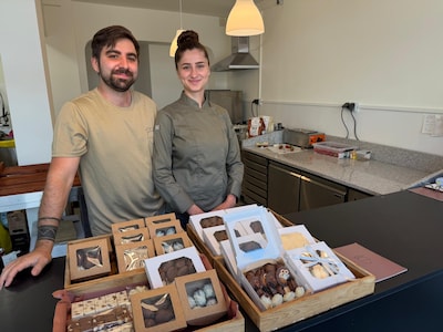 Van chocoladehobby naar eigen winkel: Tatiana maakt Apeldoorn blij met ‘gezonde’ desserts