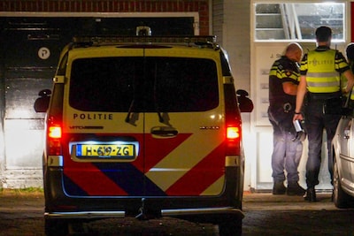 Een persoon aangehouden bij inval in Almelo, politie onderzoekt beroving in Hengelo