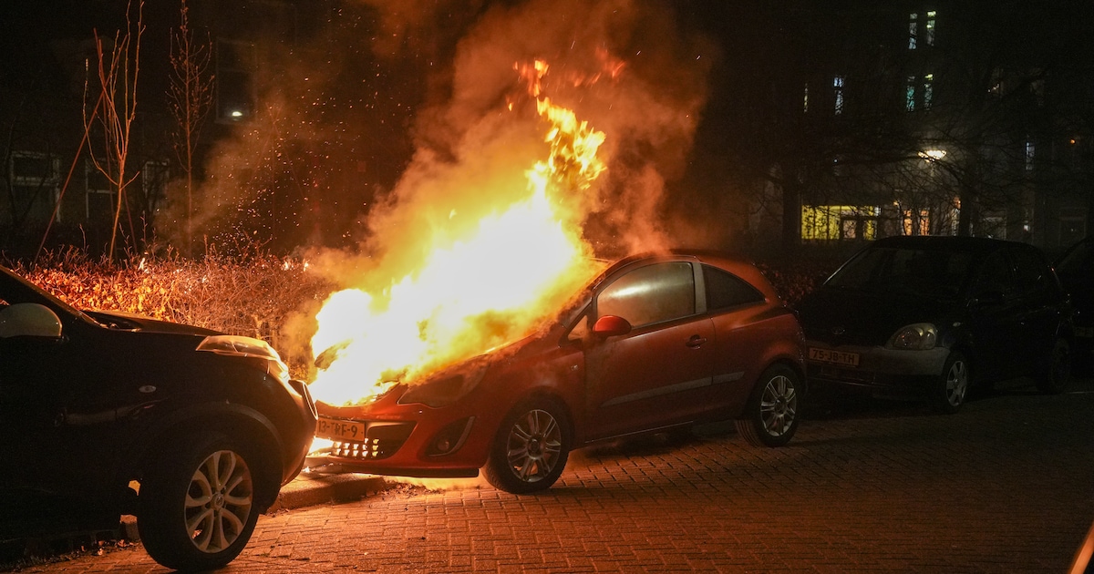 Auto uitgebrand in de Noordvlietstraat in Leeuwarden