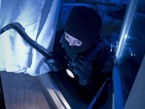 Rotterdammer (40) laat DNA achter bij inbraak in voetbalkantine: politie pakt hem thuis op  