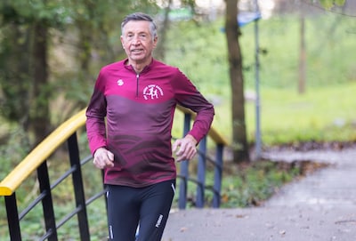 John (75) is al de snelste oudere marathonloper bij zijn club, nu jaagt hij op record: ‘Goede genen’