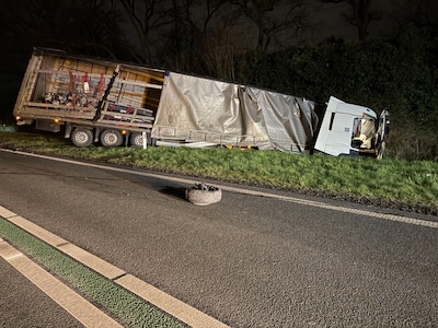 N35 bij Enschede tot in de nacht dicht na zware aanrijding tussen auto en vrachtwagen
