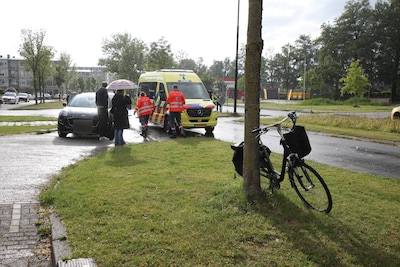 Fietser gewond na botsing met auto in Apeldoorn