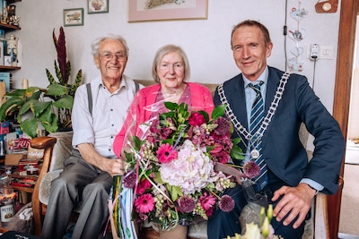 Burgemeester feliciteert echtpaar uit Numansdorp met 70-jarig huwelijksjubileum