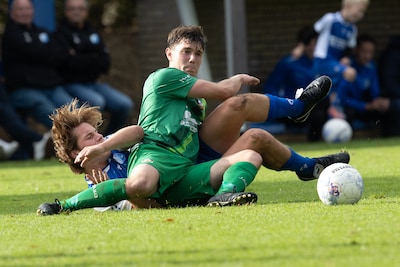 Scheidsrechter Bart Boesveld trekt 4 rode en 16 gele kaarten bij Liemerse derby • Pax met hangen en 