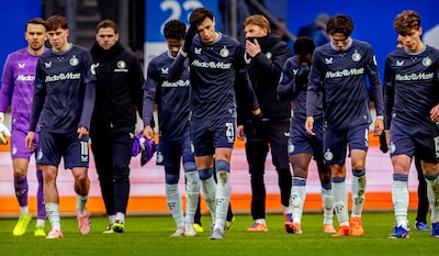 sc-heerenveen-feyenoord-seizoen-2025-2026-de-spelers-van-feyenoord-met-centraal-ahmedhodzic-beseffen-dat-zij-in-de-slotfase-2-dure-punten-hebben-weggegeven-het-werd-2-2-foto-pim-ras