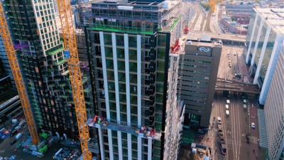 Het gaat rap met de bouw van de hoge woontorens naast Den Haag Centraal: kijk hier hoe ze eruitzien