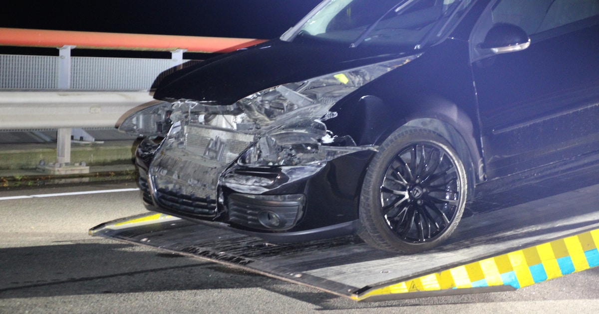 Auto botst tegen vangrail op viaduct bij Lelystad