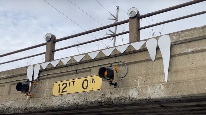 Zelfs ogen en tanden schrikken vrachtwagenchauffeurs niet af: de brug blijft slachtoffers eisen.