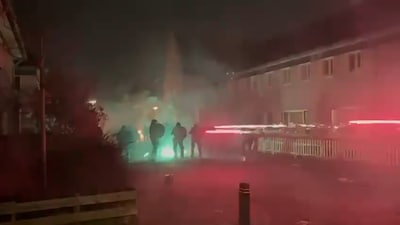 Politie druk op zoek naar relschoppers die met ‘vuurwerkmitrailleurs’ ME beschoten