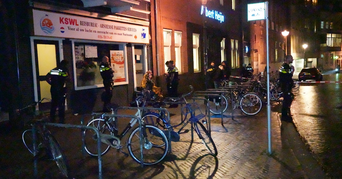 ‘Persoon aangehouden’ na melding steekincident bij supermarkt Arnhem