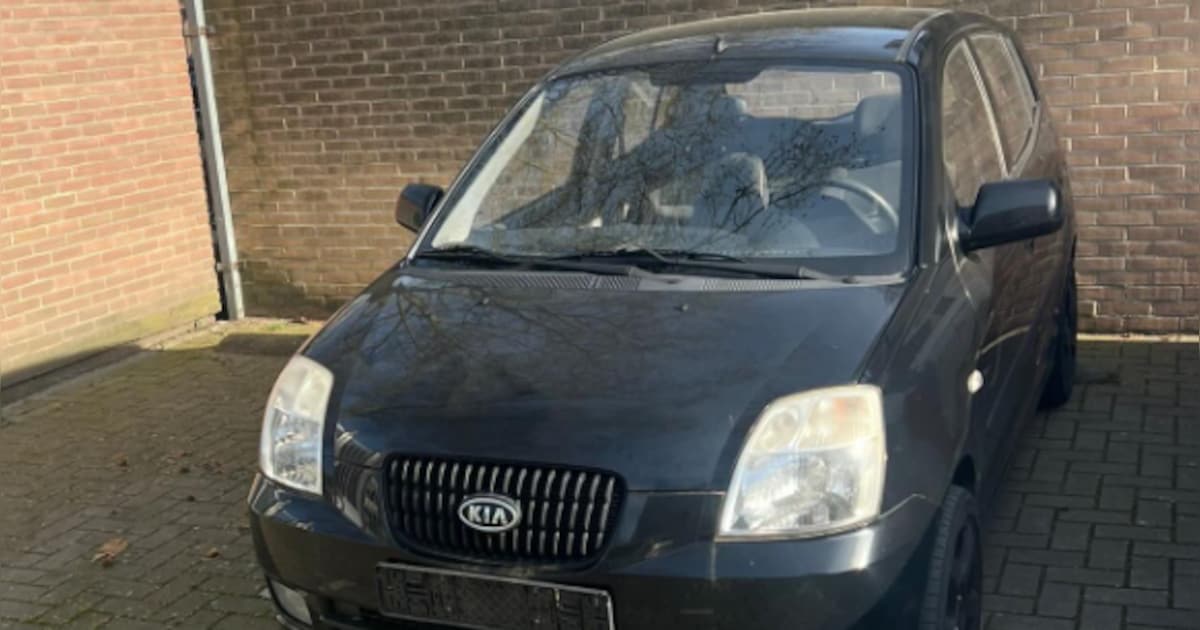 Man in gestolen auto vlucht voor politie: op het bureau probeert hij nóg drugs te verstoppen