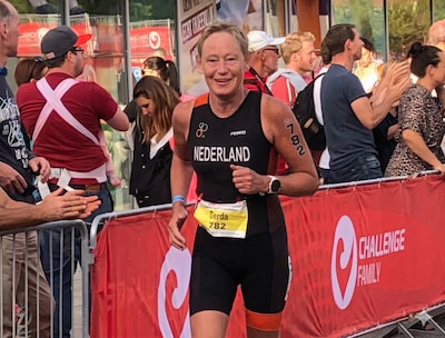 Reuma houdt Gerda (66) niet tegen: nog één keer een triatlon voor haar zieke dochter