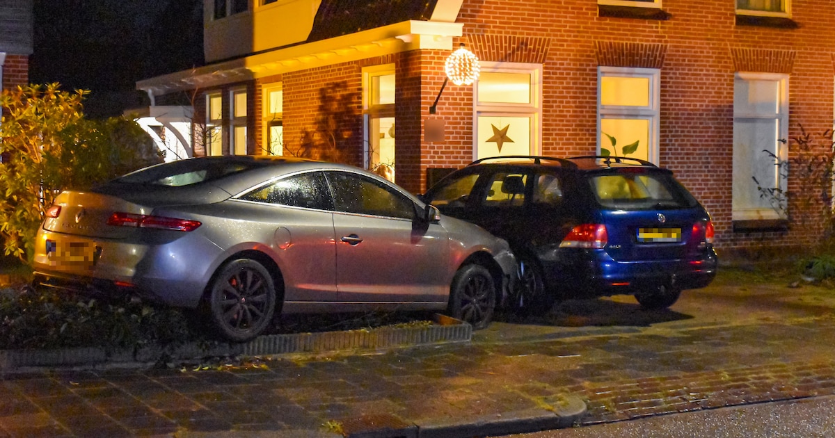 Auto raakt van de weg en knalt tegen geparkeerde auto in Groningen
