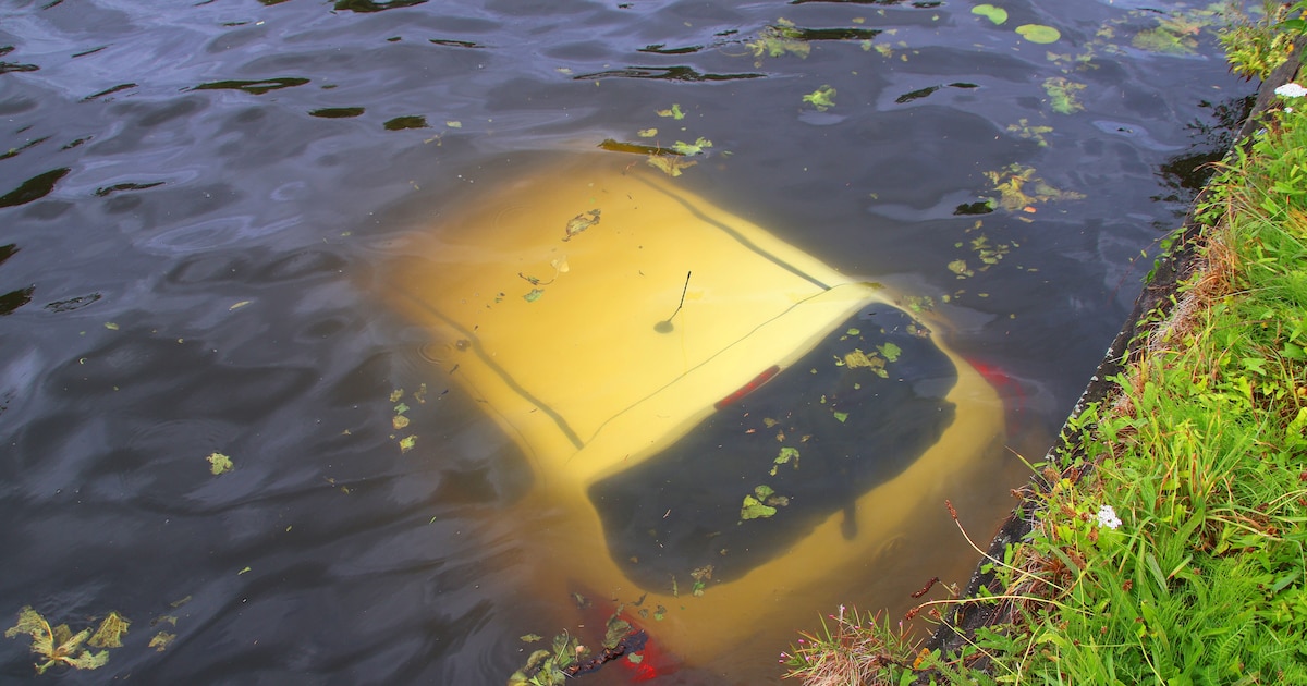 Handrem vergeten: auto belandt in water in Rijnsburg