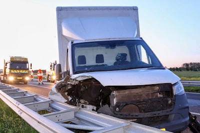Auto en bakwagen botsen op A15 bij Herwijnen