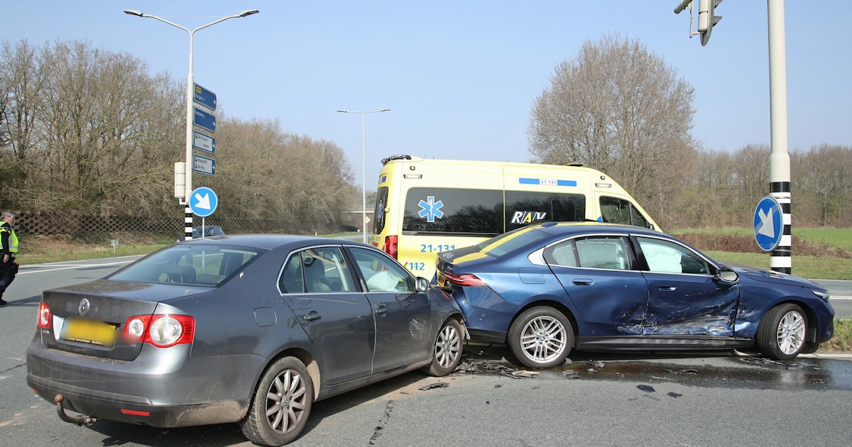 Auto's botsen op N271 bij Heijen, bestuurder mogelijk gewond