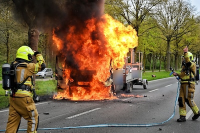 Dieseltank van busje scheurt na tanken van verkeerde brandstof: grote brand, rijstrook N65 dicht ric