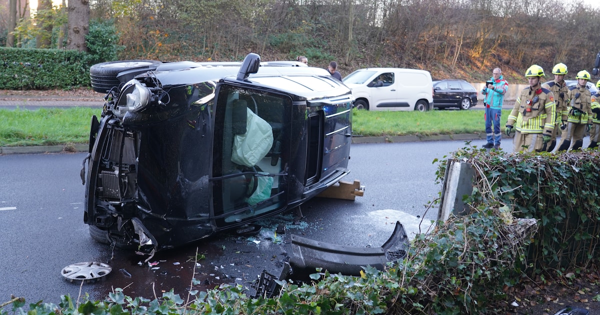 Auto gekanteld na ongeluk in Nijmegen