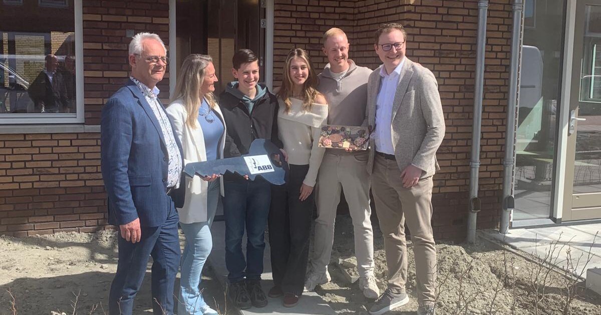 Eerste bewoners van nieuwbouwproject Twee Getuigen in Brielle ontvangen sleutel