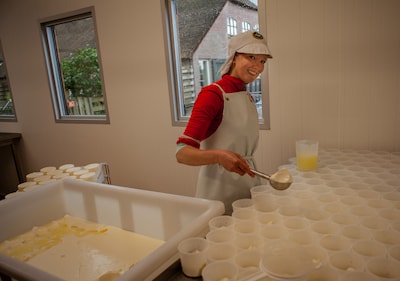 Als god in Frankrijk, maar dan in oer-Hollands dorp Kockengen: Mathilde maakt 600 Franse kaasjes per
