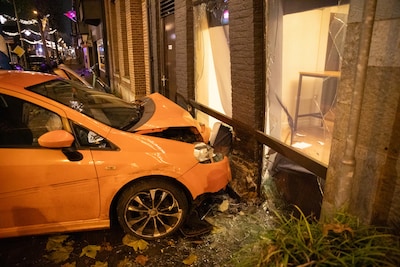 Bestuurder rijdt tegen gevel van hotel in Roosendaal: mogelijk onder invloed