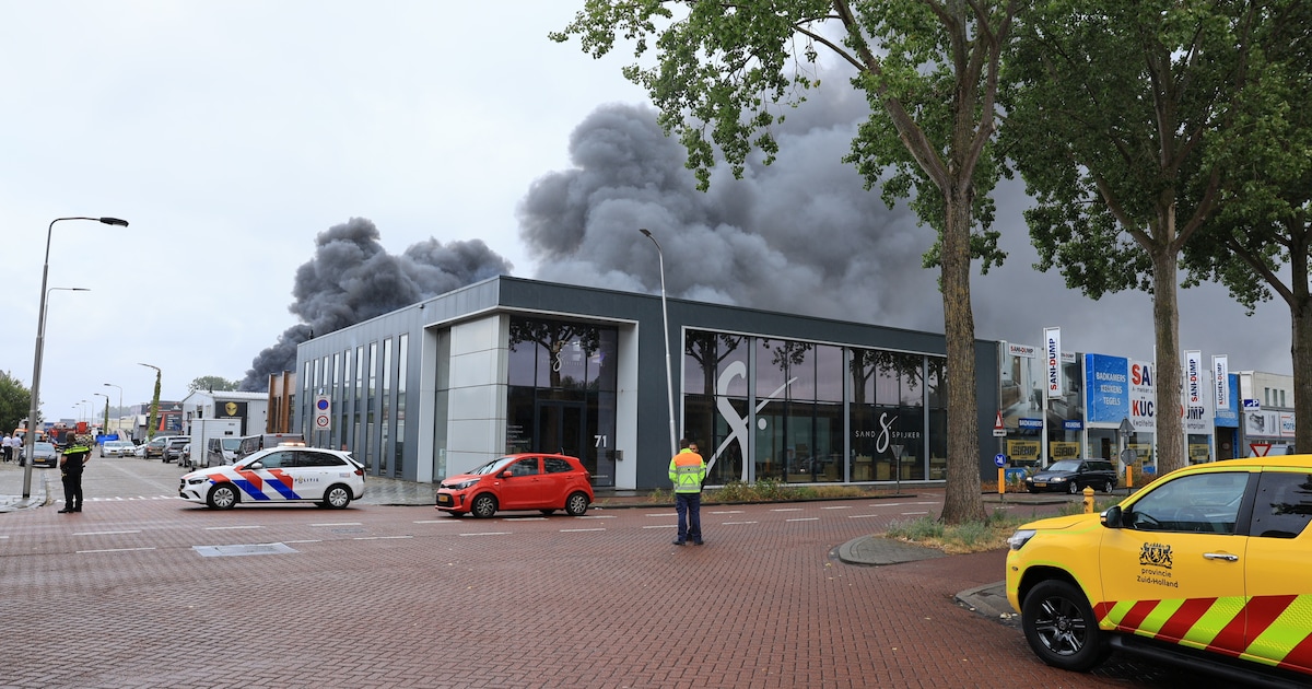 Oliebollenkraam en kermisattractie verwoest, maar bedrijfspanden gered bij grote brand langs de Schi