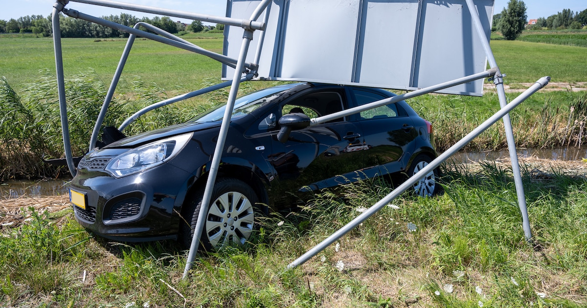 Auto ramt verkeersbord bij eenzijdig ongeval Amstelhoek