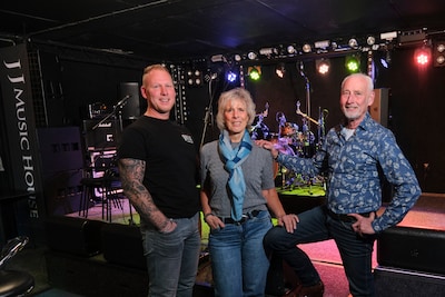 Na ruim achttien jaar JJ Music House komt het laatste feest, speciaal voor Aad, Ingrid en Barry