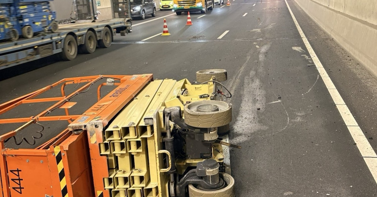 Vrachtwagen verliest hoogwerker op de N7 bij Groningen