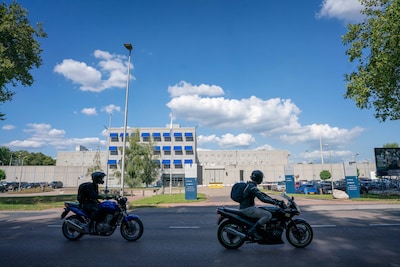 Drugs, drank of een waterpijp in de cel? Bewaarder drijft ‘bestellijn’ in de Blue Band-bajes