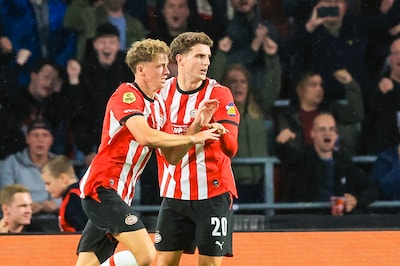 AD Voetbalpodcast | ‘Het duo Til-Mijnans moet elkaar nog zien te vinden bij PSV’