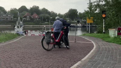 Fietstocht van Henny en Tineke strandt in Schalkwijk, want de pont ligt weer stil: ‘Dan maar koffie’