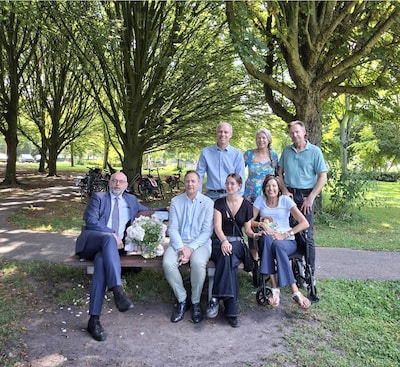Bankje in Voorburg krijgt plaquette voor Paulien Kegge, die morgen euthanasie krijgt: ‘Nog mooier da