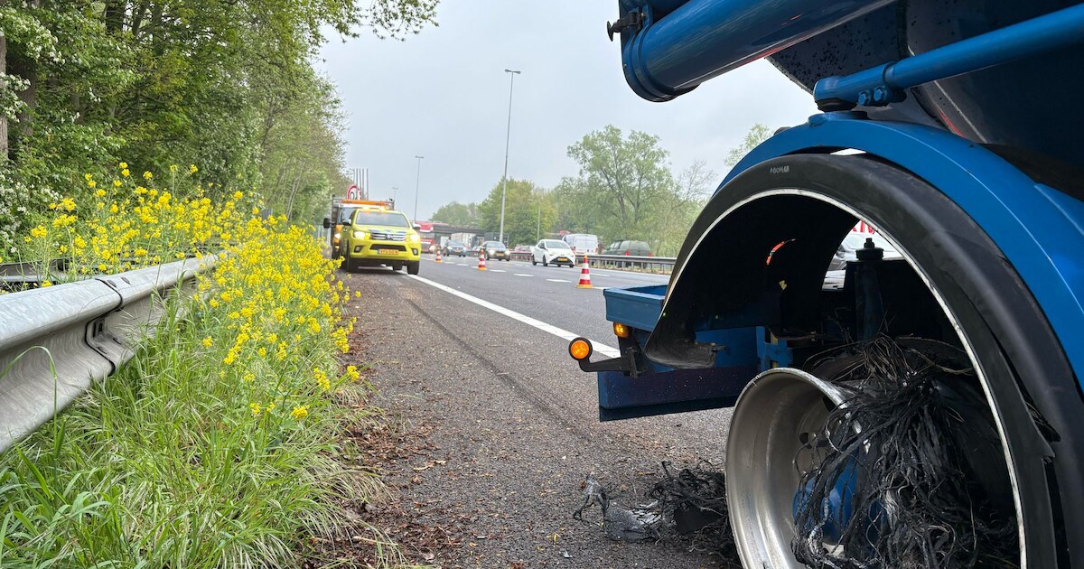 Vrachtwagen met kapotte band zorgt voor oponthoud op de A27 richting Breda