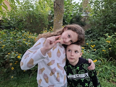 Ymke en Bjorn vinden insecten in barnsteen in Geldrop