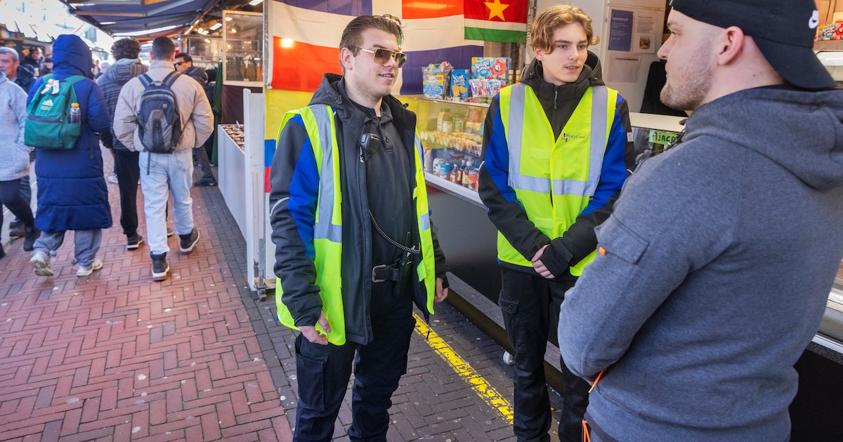 Nieuwe toezichthouders op Haagse Markt jagen bedelaars en zakkenrollers weg: ‘Iedereen reageert heel
