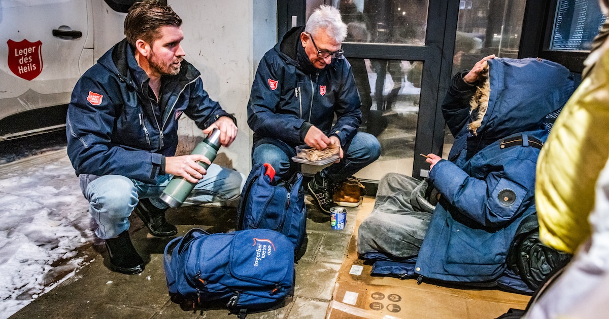 Terwijl Dordrecht binnen opwarmt, ligt Bas (52) onder een dekentje: ‘Als de politie komt, ben ik zo 