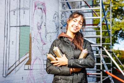 Street artist Anouk (20) uit Dordrecht wil buurt samenbrengen met fantasievolle muurschildering
